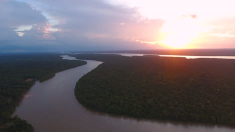 Flug-über-Den-Mana-Fluss-Guayana-Suriname-Bei-Sonnenuntergang.-Amazonaswald